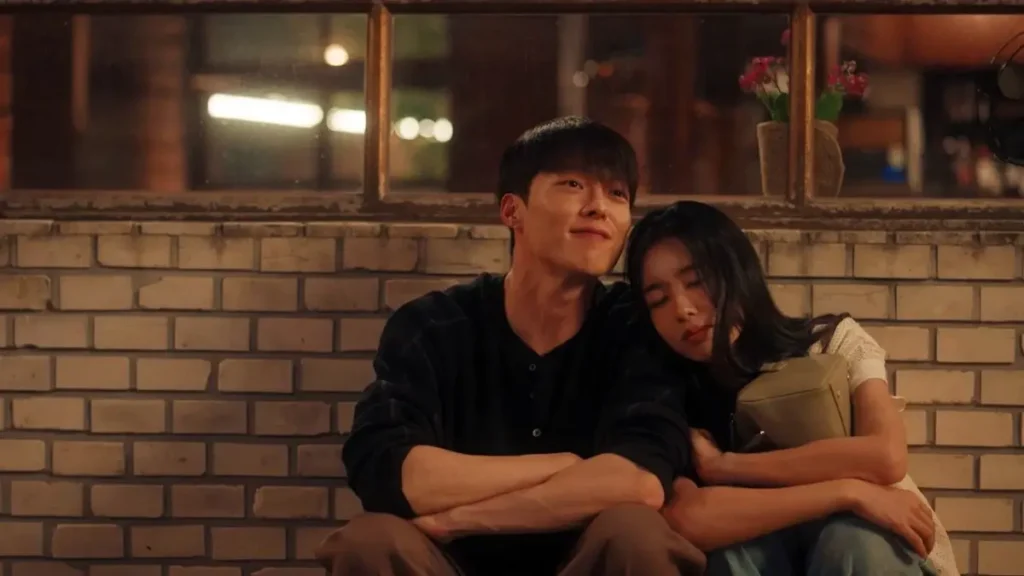 Cena noturna mostra Da-rim apoiada no ombro de Ji-hyeok, reforçando o tom romântico do dorama Beijo Explosivo