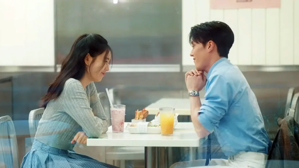 Da-rim e Ji-hyeok sentados frente a frente em uma cafeteria, em cena do dorama Beijo Explosivo, disponível na Netflix