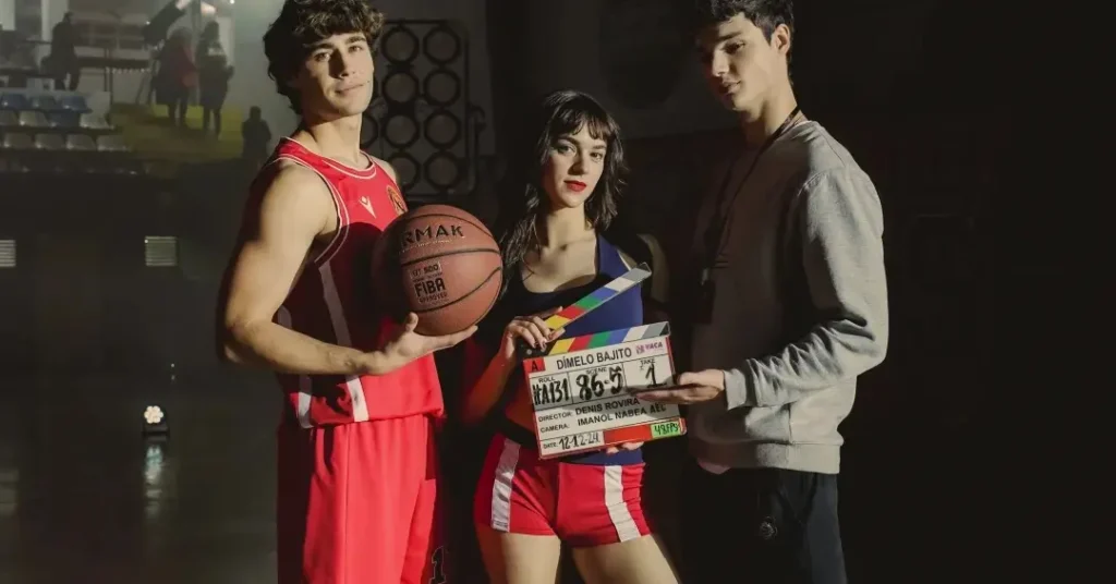 Imagem com os três protagonistas do filme Diga-me Baixinho, do Prime Video