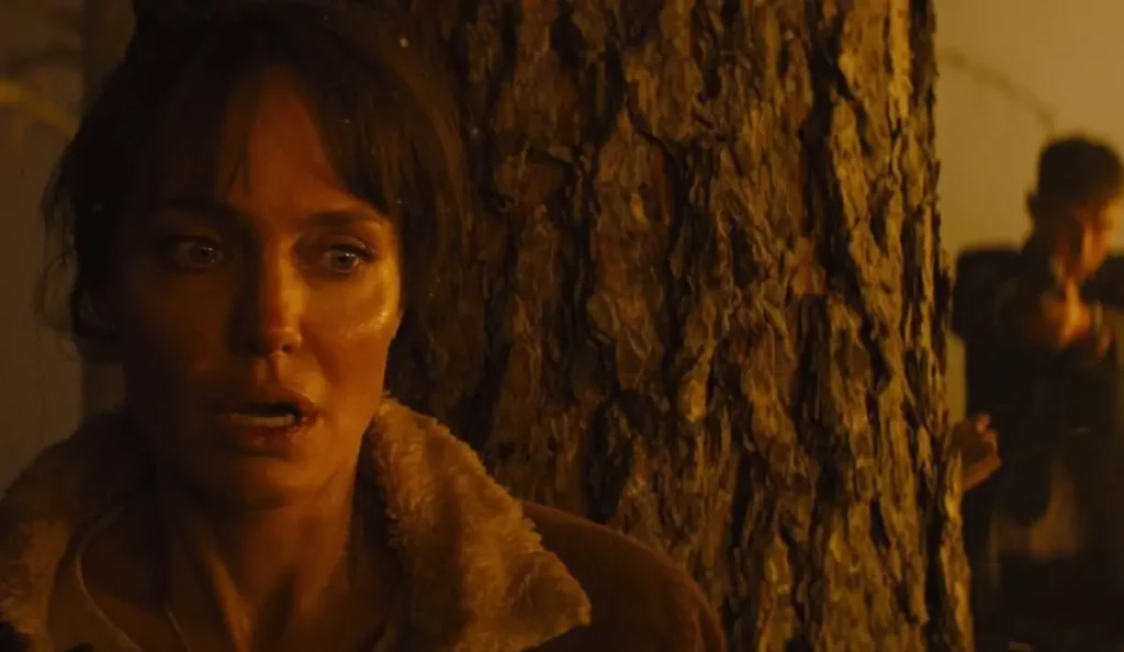 Cena de perseguição noturna em filme de suspense exibido no Domingo Maior da Globo