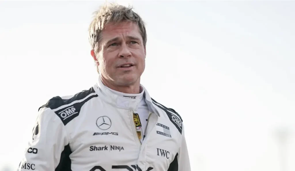 Brad Pitt em, cena no filme F1 – O Filme, disponível na Apple TV+