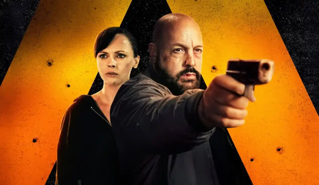 Ray Hayes em cena de tensão no filme Família à Prova de Balas, disponível no Prime Video