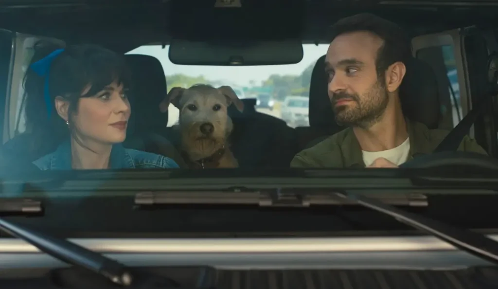 Russ e Anna conversando de forma intensa na praia em uma cena do filme Merv