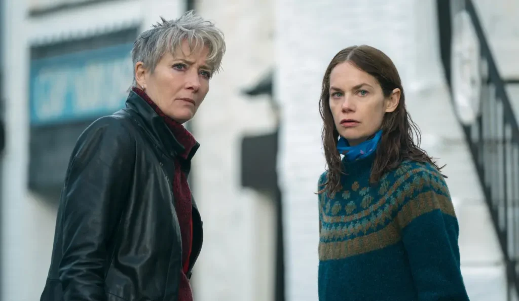 Cena da série Mistério em Cemetery Road, que terá segunda temporada no Apple TV