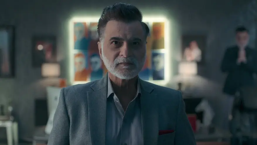 ALT: Personagem central da família Bansal em cena dramática do filme Na Solidão da Noite: Assassinatos na Mansão Bansal, da Netflix