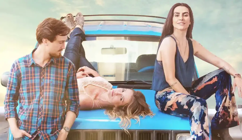 Elenco principal de O Amor dá Voltas reunido em cena que reforça o triângulo amoroso da trama