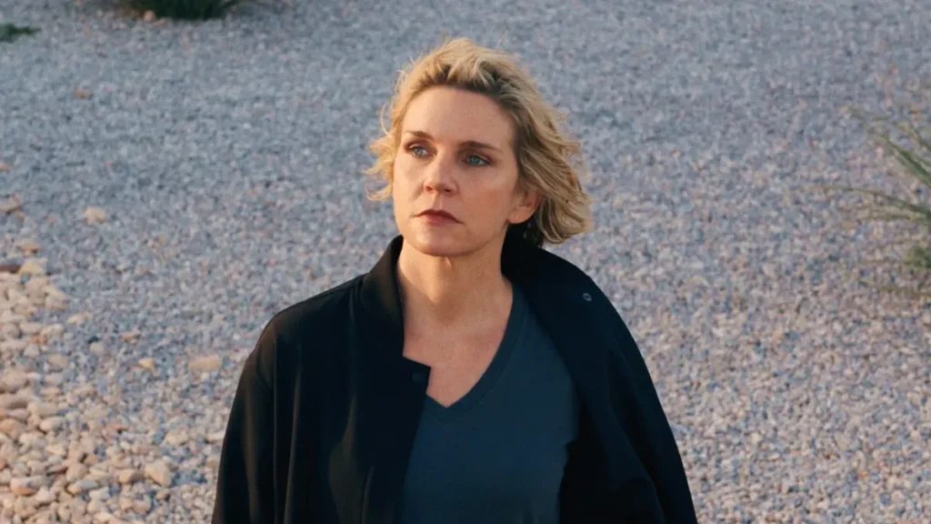Carol, personagem de Rhea Seehorn, em cena de Pluribus, série de ficção científica da Apple TV sobre uma humanidade controlada por uma mente coletiva