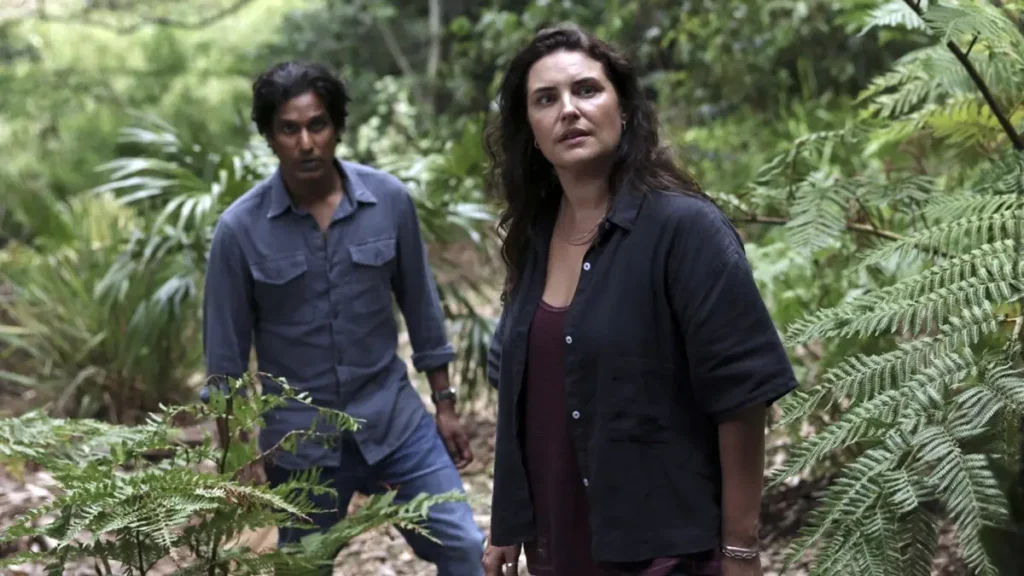 Investigadores em floresta densa durante a busca em Quer Brincar de Gracie Darling?.