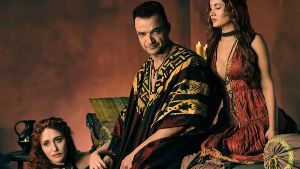 Ashur em destaque ao lado de personagens femininas em cena da série Spartacus House of Ashur do MGM+