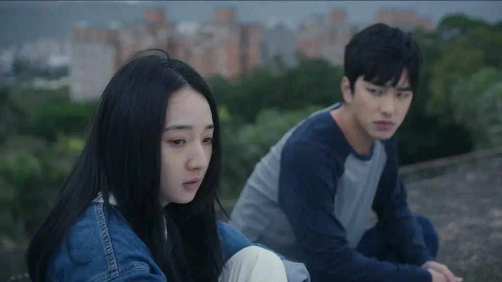 Personagens de Se Não Tivesse Visto o Sol sentados ao ar livre, com expressão séria, em uma cena que reflete o clima emocional do dorama.