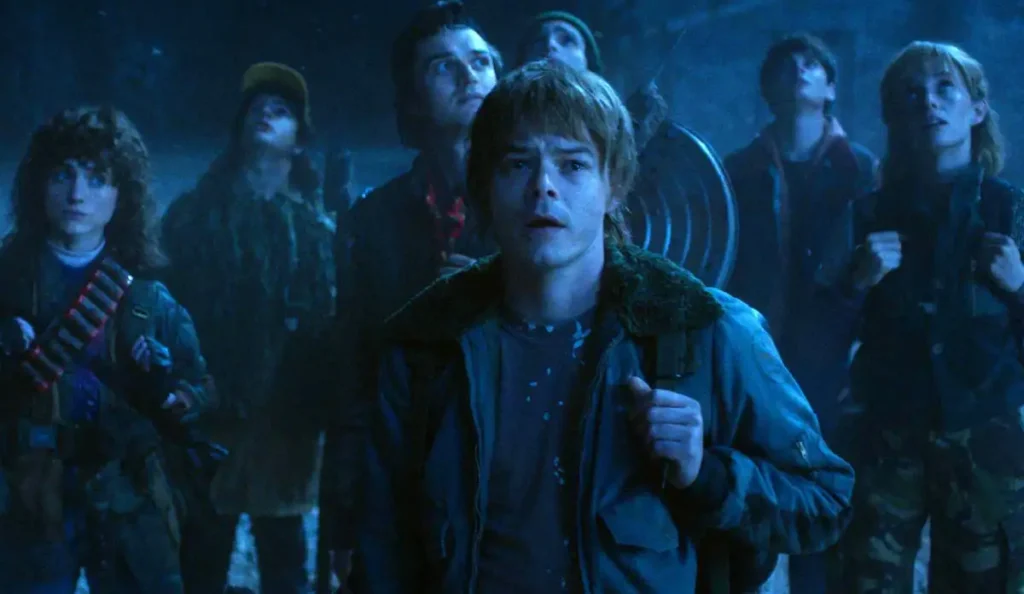 Cena do episódio final de Stranger Things com clima de confronto decisivo em Hawkins