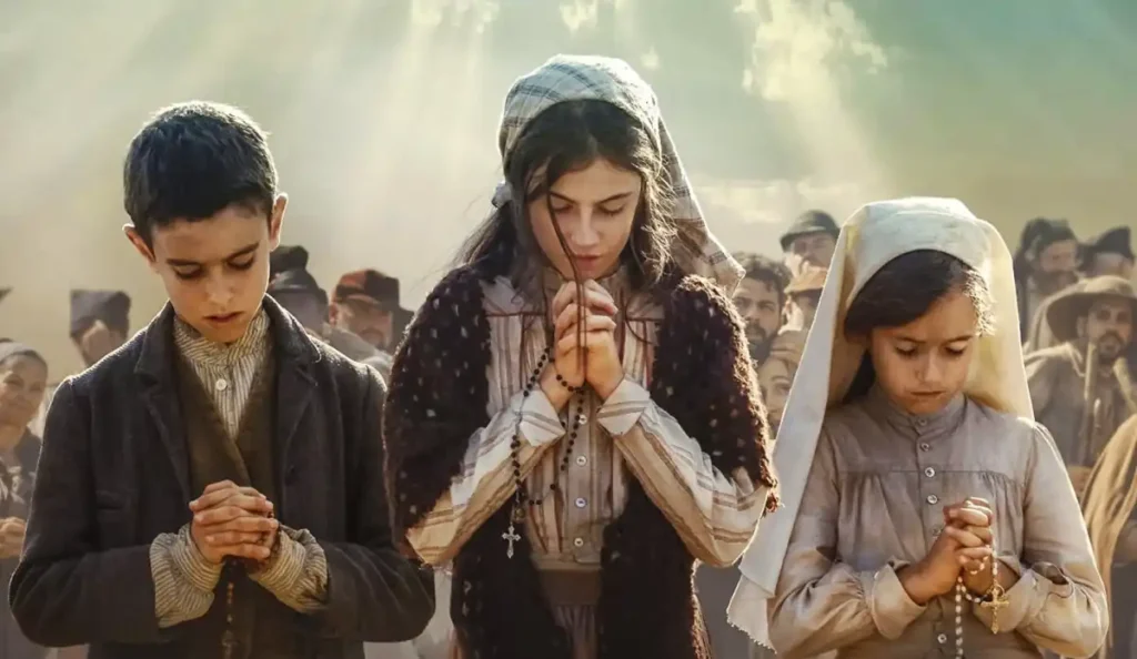 Crianças testemunham a aparição em cena dramatizada do filme Fátima: A História de um Milagre