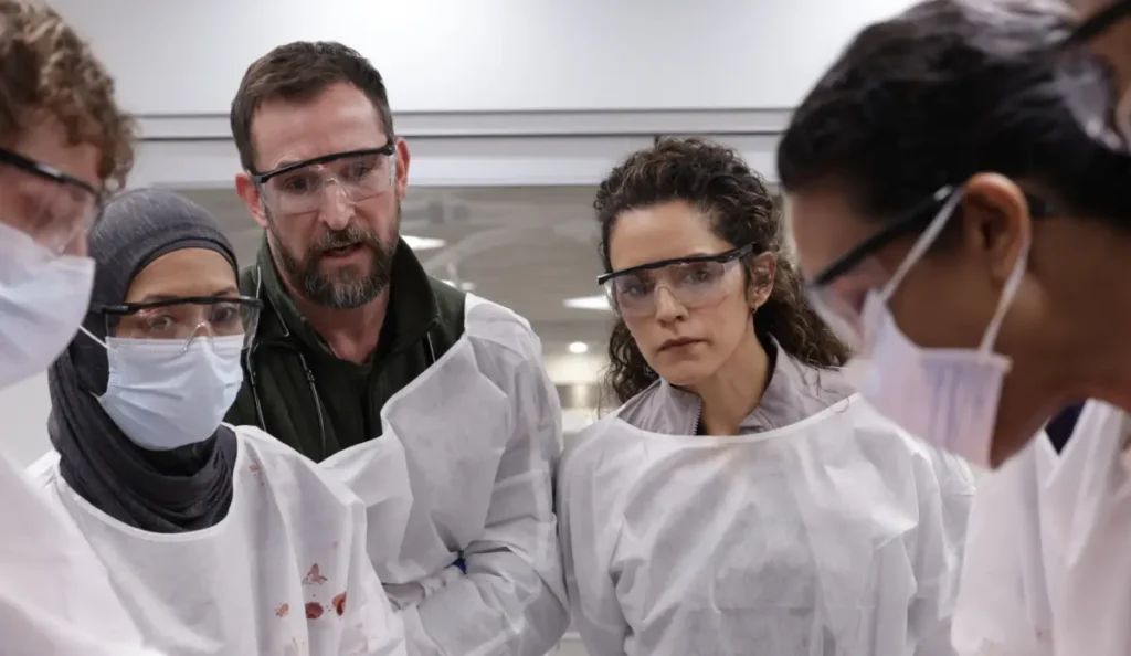 Noah Wyle em cena da segunda temporada de The Pitt, drama médico da HBO Max