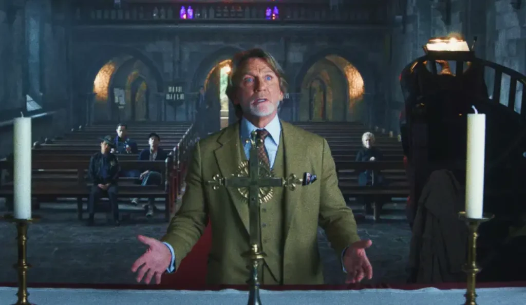 Daniel Craig como Benoit Blanc em cena do filme Vivo ou Morto, terceiro capítulo da franquia Knives Out