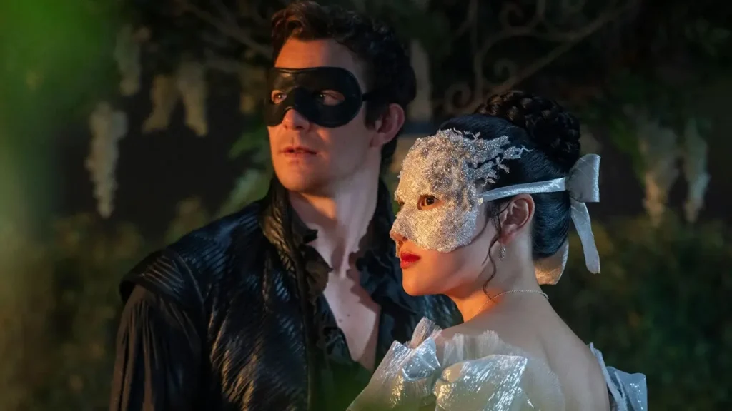 Cena noturna de baile de máscaras na quarta temporada de Bridgerton, com casal usando máscaras em ambiente iluminado por tochas