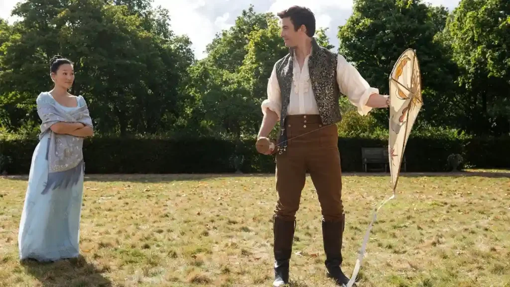Cena ao ar livre da quarta temporada de Bridgerton mostra casal em figurinos de época durante momento descontraído em jardim