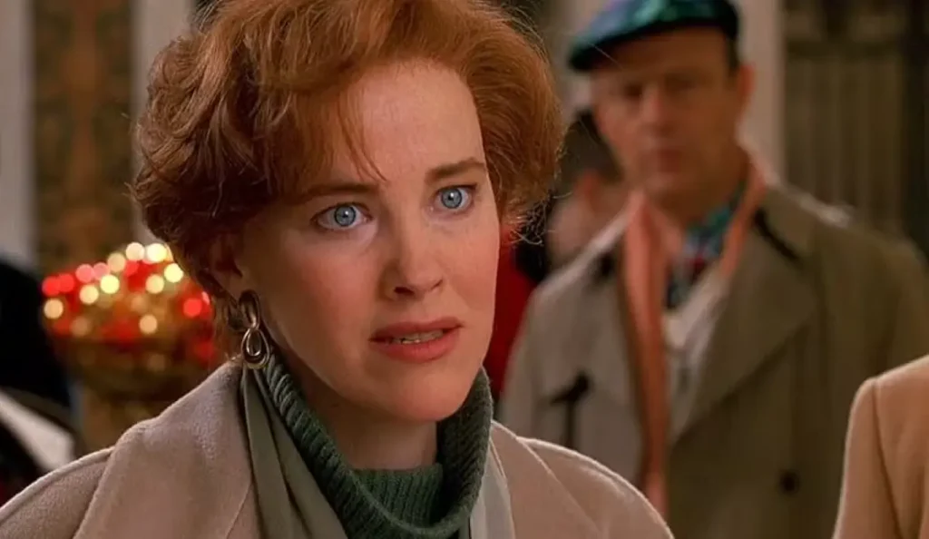 Catherine O’Hara interpreta Kate McCallister no filme Esqueceram de Mim, disponível no Disney+