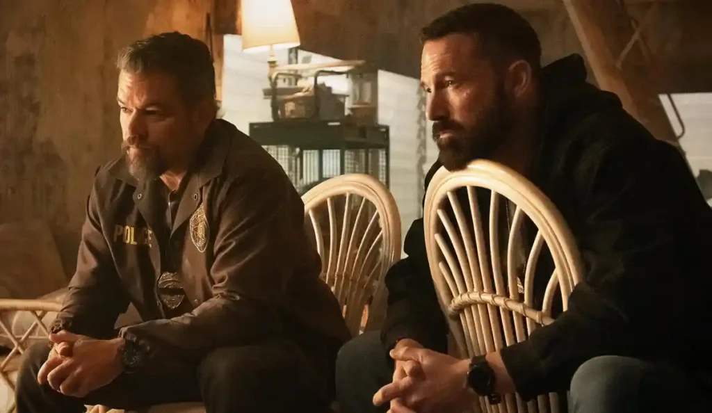 Matt Damon e Ben Affleck em cena do filme Dinheiro Suspeito, da Netflix