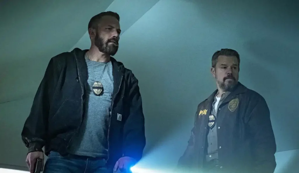 Cena do filme Dinheiro Suspeito mostra policiais cercados por dinheiro do cartel