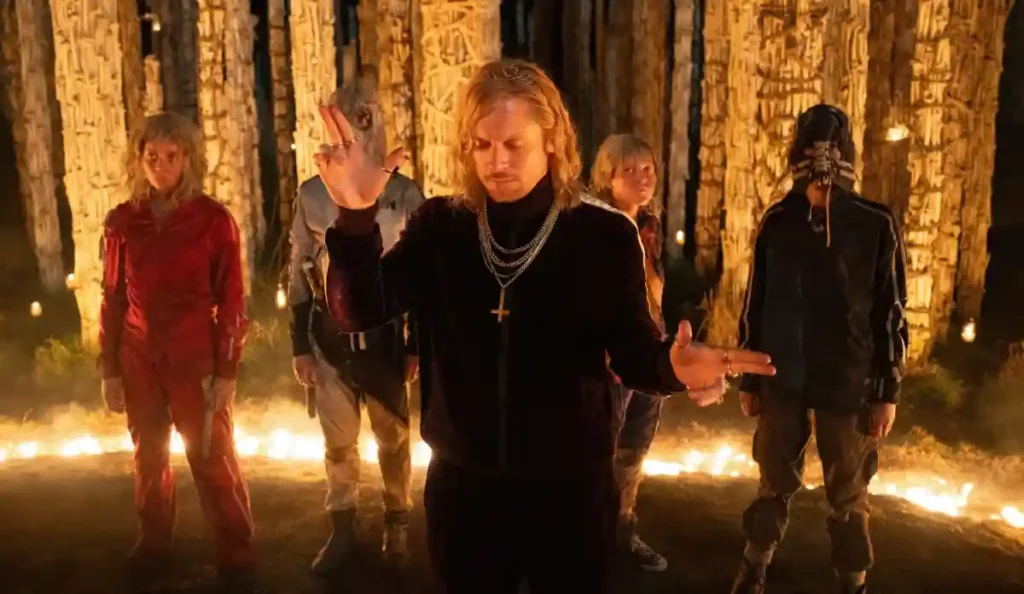 Cena de Extermínio: O Templo dos Ossos mostra personagens em meio ao caos do mundo pós-apocalíptico