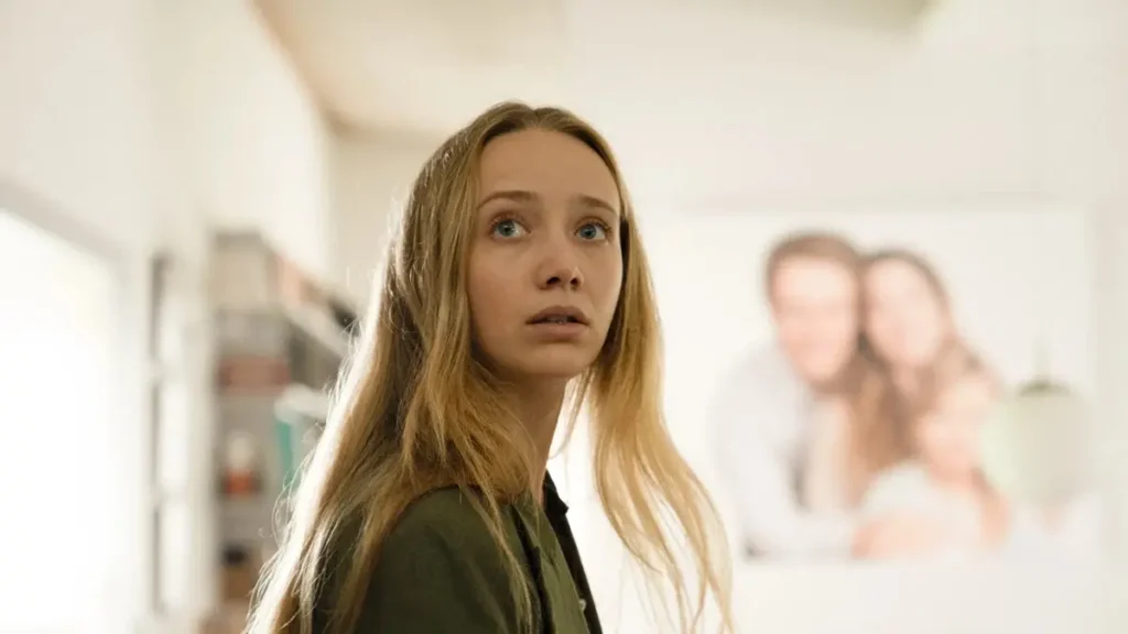 Lily, jovem protagonista de Garota Sequestrada, em cena dramática da minissérie de suspense psicológico do Paramount+