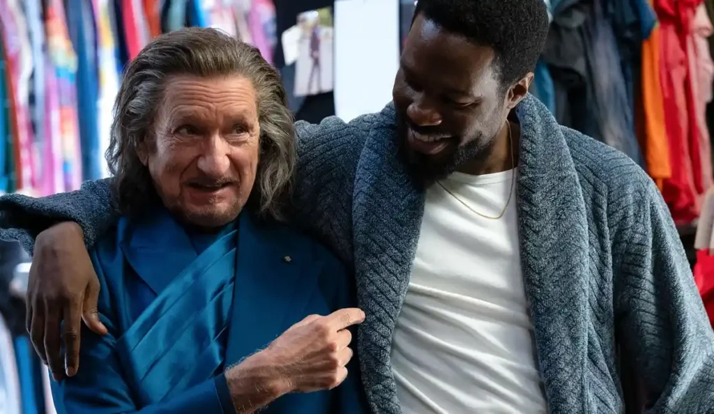 Personagem principal da série Magnum em cena noturna ambientada na cidade