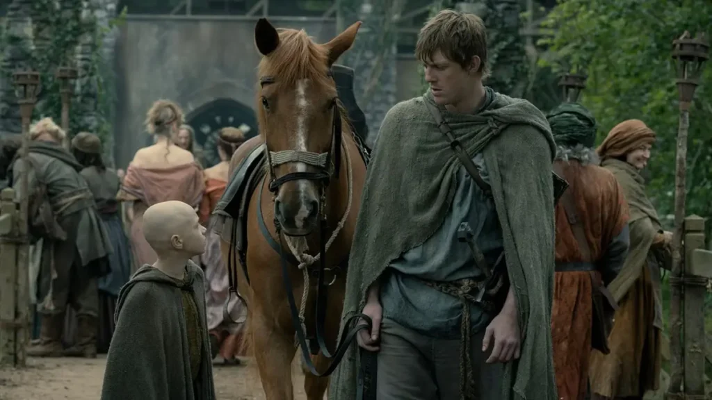 Ser Duncan, o Alto, caminha ao lado de seu escudeiro Egg em vila de Westeros na série O Cavaleiro dos Sete Reinos