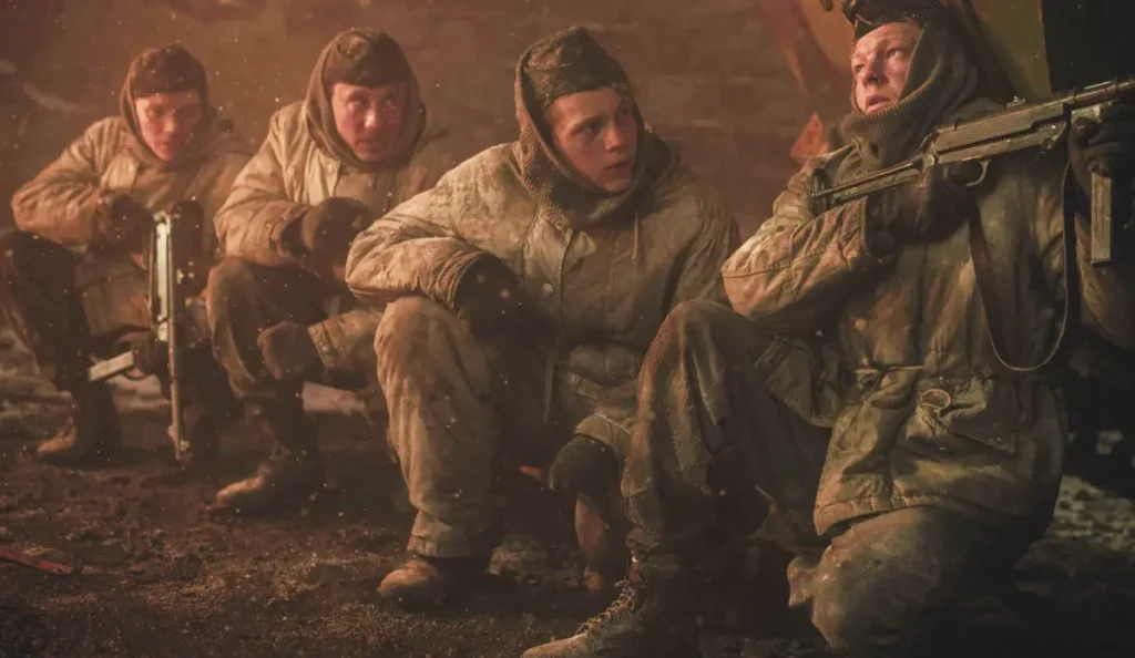 Cena final de O Tanque de Guerra mostra soldados dentro do tanque em clima de tensão extrema