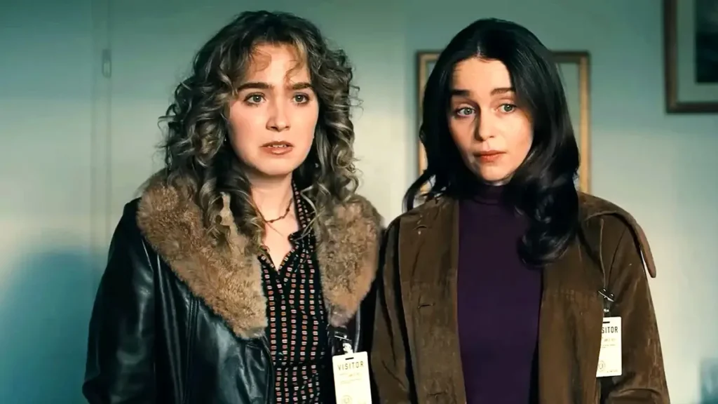 Emilia Clarke e Haley Lu Richardson em cena da série Ponies, produção de espionagem ambientada na Guerra Fria do streaming Peacock