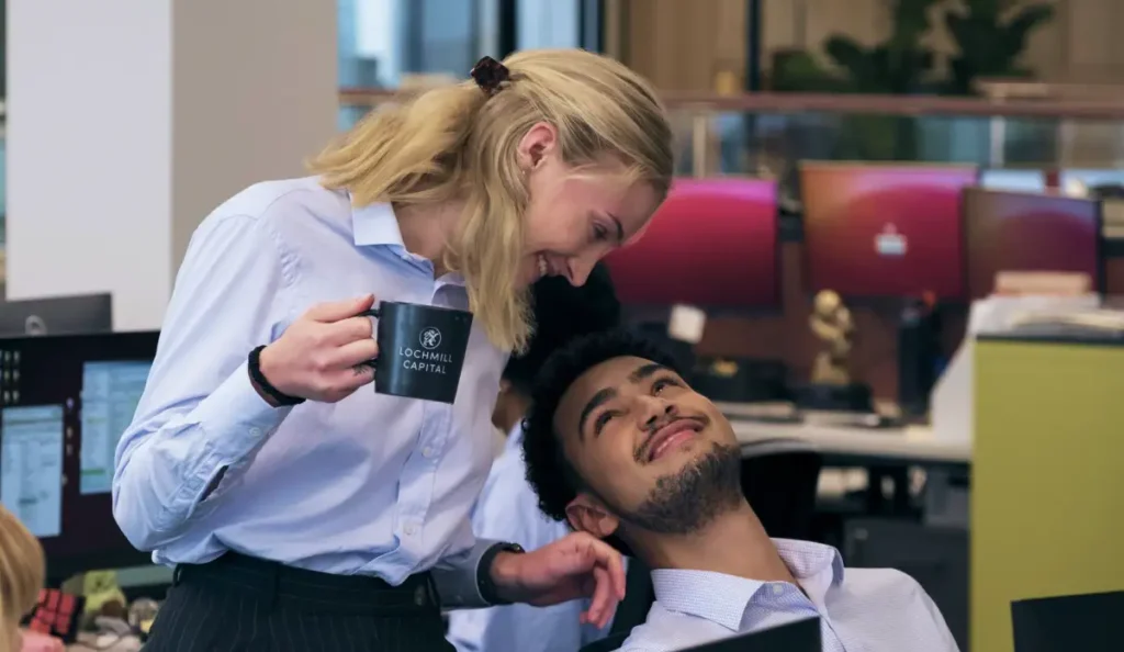 Elenco da série O Roubo em episódio da primeira temporada disponível no Prime Video.