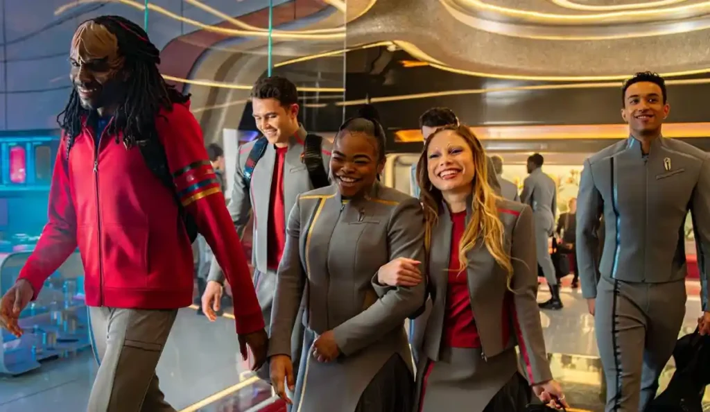 Cadetes da Frota Estelar reunidos na Academia na série Star Trek: Academia da Frota Estelar, do Paramount+.