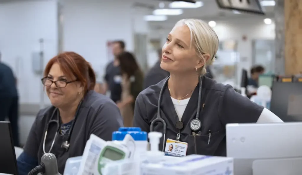 Personagens da série The Pitt durante plantão intenso no episódio de estreia da 2ª temporada.