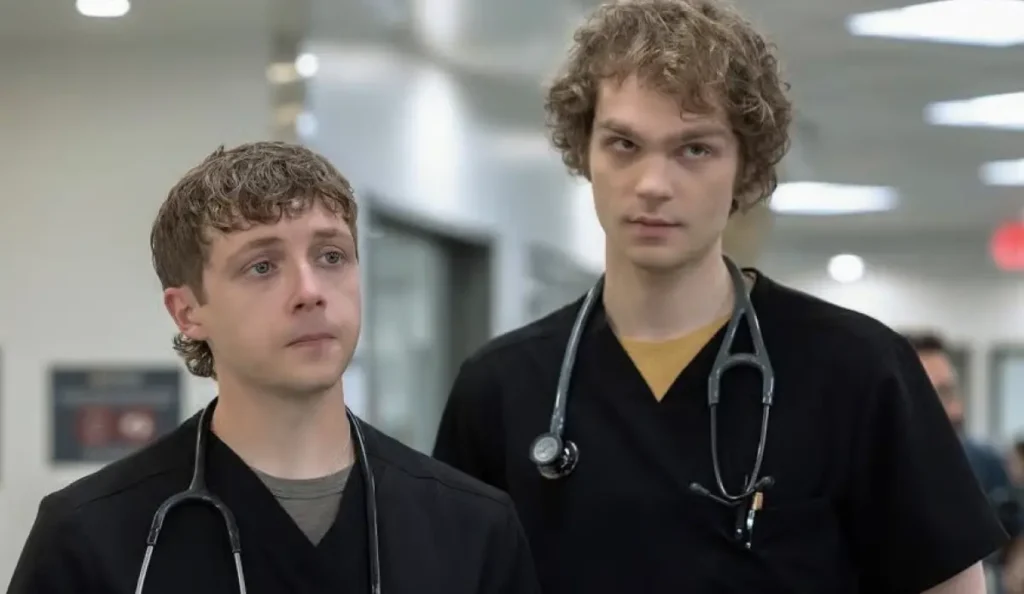 Cena do episódio 2 da segunda temporada de The Pitt mostrando médicos sob pressão no pronto-socorro