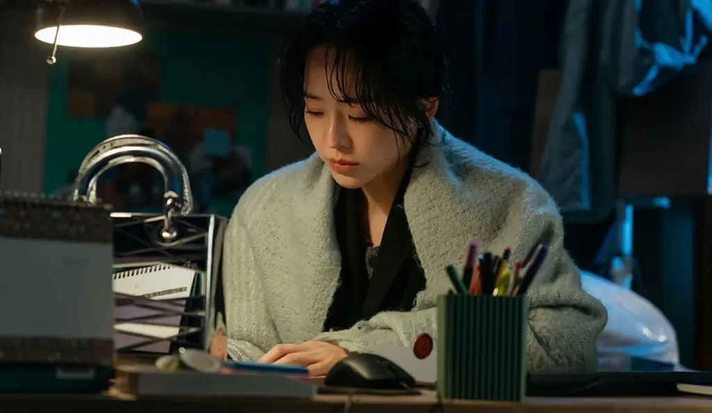 Sarah analisa pistas em cena da série 