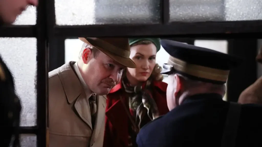 Henrik Dorsin interpreta Gösta Engzell em cena do filme A Conexão Sueca, drama histórico da Netflix