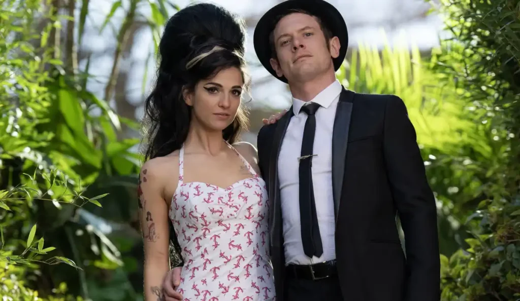 Marisa Abela interpretando Amy Winehouse em cena do filme Back to Black (2024)