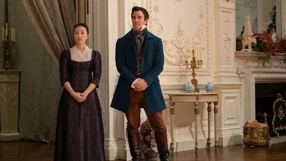Sophie Baek e Benedict Bridgerton lado a lado em cena da quarta temporada da série Bridgerton, da Netflix