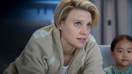 Em Um Piscar de Olhos: drama do Disney+ conecta passado, presente e futuro; entenda