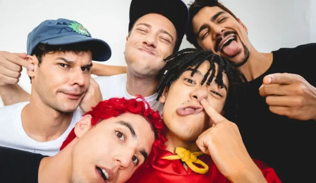 Membros dos Mamonas Assassinas em cena da série exibida pelo Sony Channel