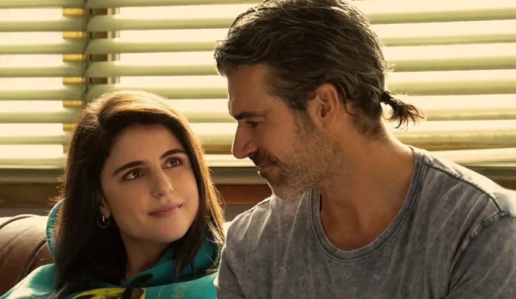 Personagens principais da série Motorvalley em cena dramática da Netflix