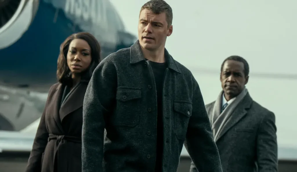 Cena de tensão política em O Agente Noturno mostrando ambiente governamental