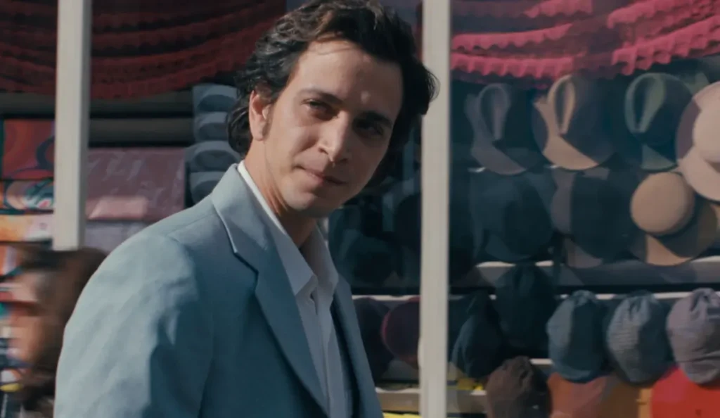 Kemal olhando para Füsun em O Museu da Inocência