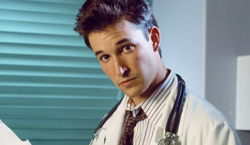 Antes de The Pitt Noah Wyle brilhou em Plantão Médico que agora chega à Netflix