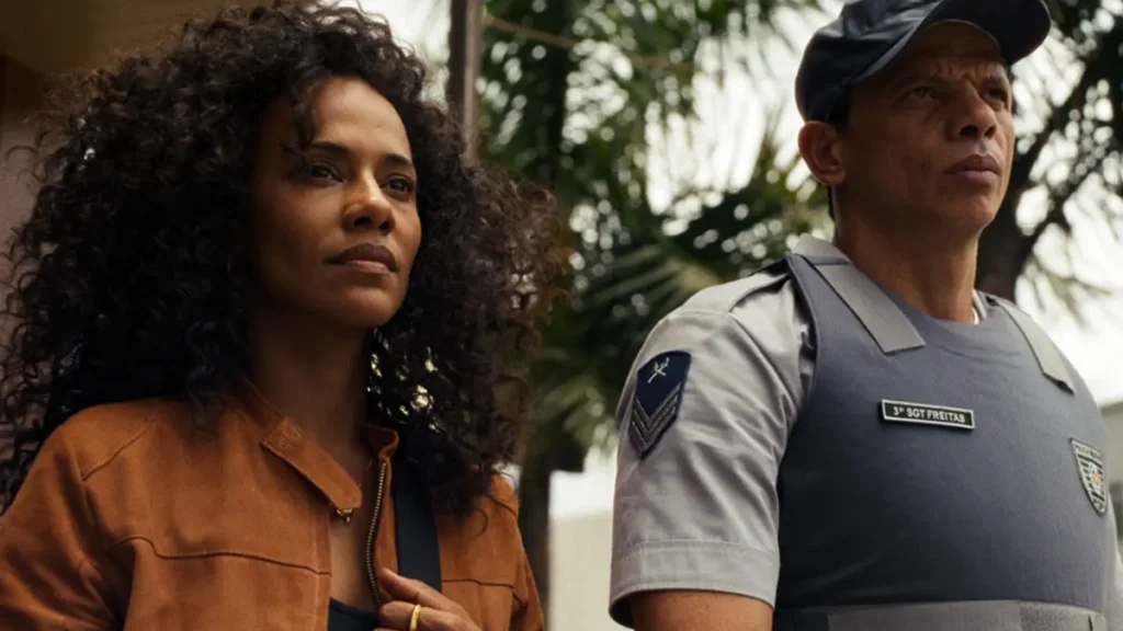 Cena de Salve Geral: Irmandade mostra personagens em deslocamento durante operação policial em área urbana