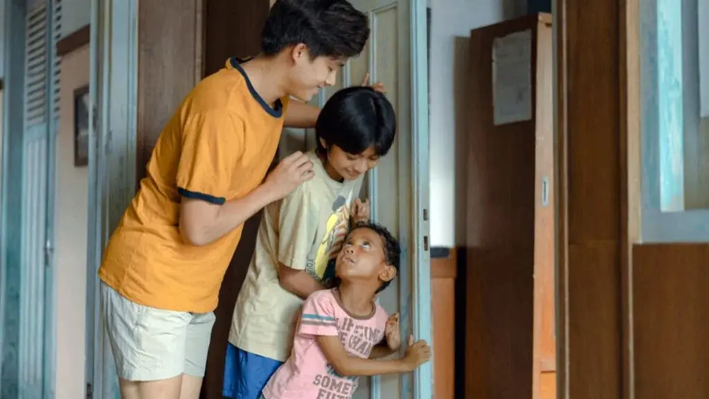 Kefas interage com outras crianças do orfanato em cena de Uma Carta à Minha Juventude, filme da Netflix