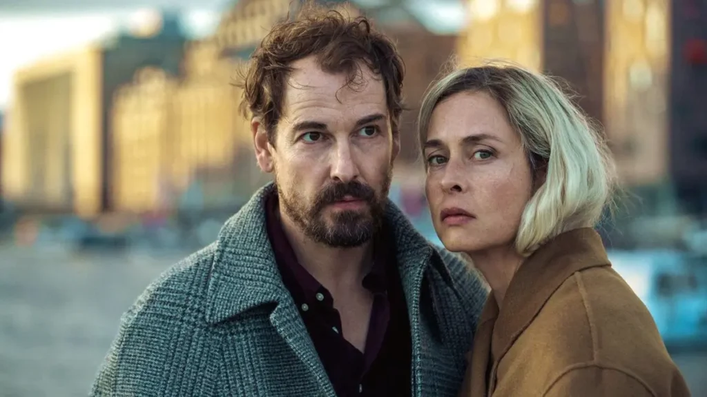 Simon e Meret aparecem juntos em cena de Unfamiliar, série da Netflix que mistura drama familiar e espionagem