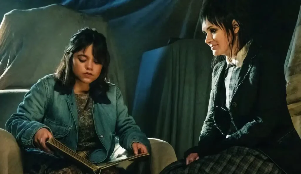 Winona Ryder e Jenna Ortega em cena de Beetlejuice