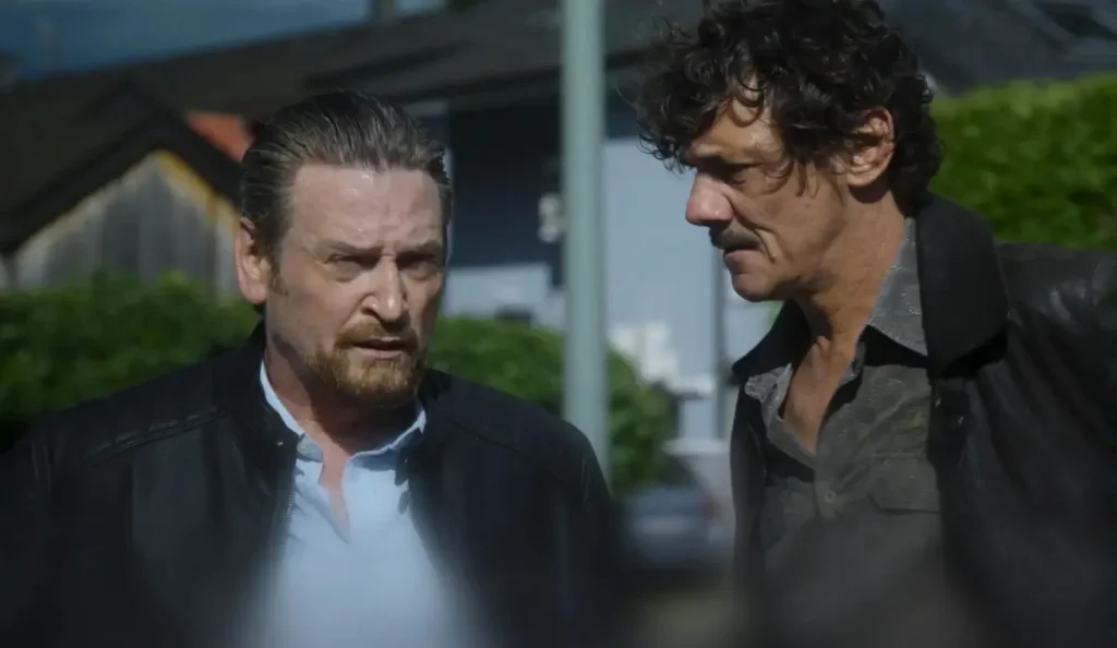 Grupo de amigos vê um simples fim de semana na floresta se transformar em uma perseguição mortal em A Caçada