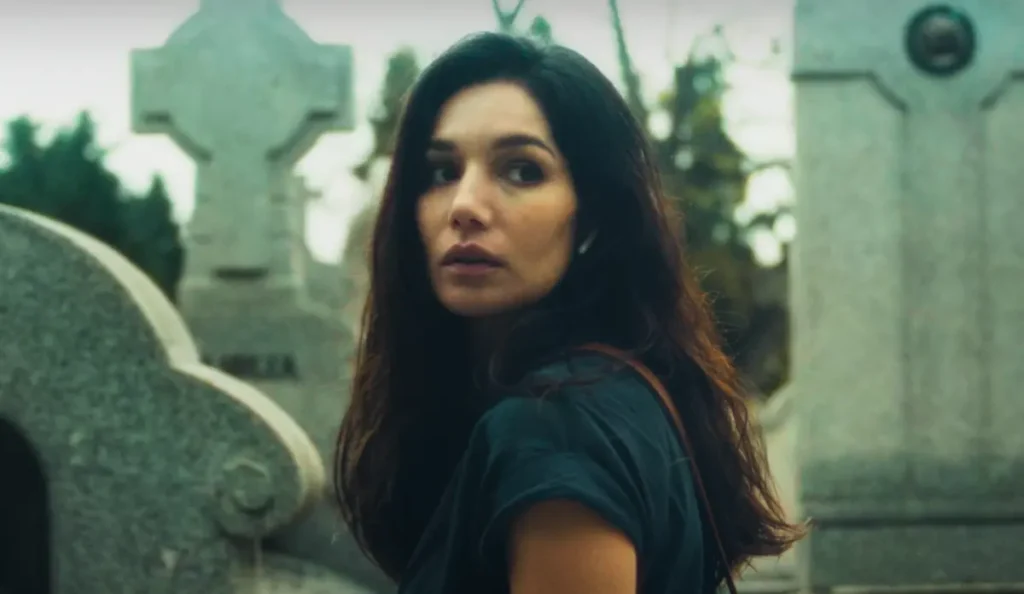 personagem Alfa em cena tensa do filme Agente Zeta