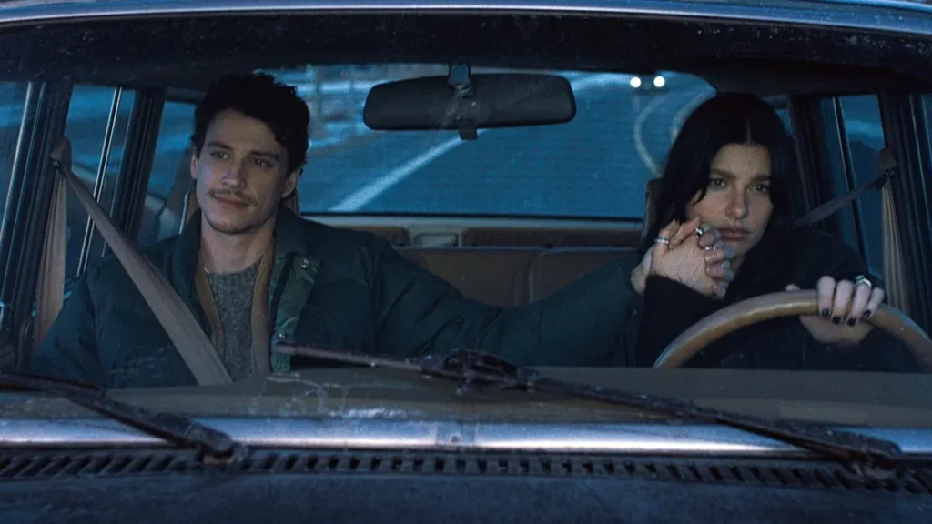 Camila Morrone e Adam DiMarco como Rachel e Nicky em Algo Horrível Vai Acontecer, série da Netflix